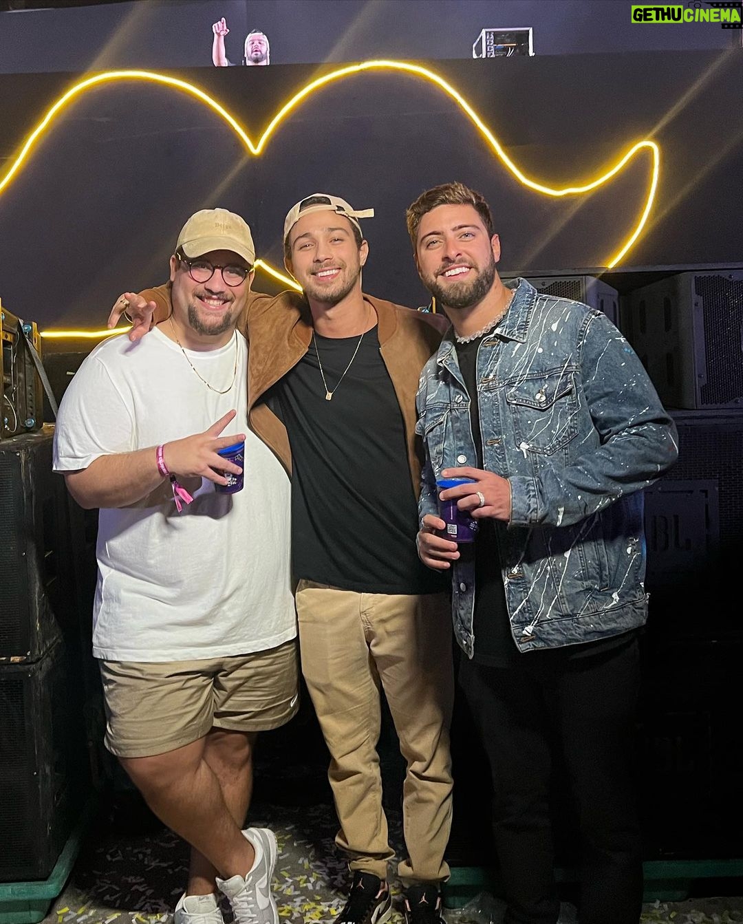 André Luiz Frambach Instagram - Que noiteeee 💥🍾🪩 @festaseuvidal . O bonde já faz a festa em qualquer lugar, num evento desse então!! Loucuraaaa
