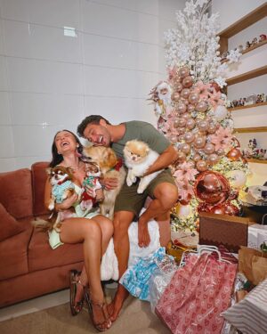 André Luiz Frambach Instagram - Quando se vive o amor, se tem amor ❤️ Um feliz e abençoado natal ✨