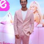 André Luiz Frambach Instagram – Hi Barbie, hi Ken 👋🏽.
Que filme sensacional, pra quem tá ansioso pra ver só por ser da Barbie irá receber muito mais do que o que realmente acha que irá ver.
Sensível, forte, marcante, tocante realmente uma obra de arte! Atores impecáveis, roteiro, direção, cenografia, fotografia…. Tudo absurdamente lindo! 💕🌸💖🦩
