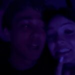 André Luiz Frambach Instagram - Fica tão fácil de expressar tudo que eu sinto por você, mas ao mesmo tempo tão difícil de descrever o que é isso tudo… mas essa é a vida na sua mais linda forma, esse é o amor sendo ele, complexo, intenso difícil de descrever porém pra quem sente e escolhe viver isso todos os dias é fácil de expressar desde as pequenas até as maiores coisas. Fui criado pra amar, aprendi a amar e ser amado pela minha família, mas nunca tinha sido amado e nem amado alguém da forma que sou e da qual te amo. Me pego pensando no André de 1/5/10 anos atrás e refletindo sobre meus sonhos, meus desejos, meus maiores objetivos de vida, hoje com 26, simplesmente parece que já realizei grande parte dele, claro que todos eles tem uma continuidade quase infinita porque a vida é assim. Mas um dos meus maiores sonhos , era achar uma mulher como você, pra construir a minha família, uma que tivesse os mesmos valores, os mesmos sonhos, os mesmos objetivos de vida, a vontade desde sempre de amar as pessoas como sempre amamos. Nunca foi sobre a gente, nunca foi errado amar, sempre foi errado a gente deixar de acreditar no amor. E mesmo vivendo tudo que vivemos, lá no fundo a gente nunca deixou de acreditar nele e de sempre buscar e acreditar até o fim. E por tudo isso fomos “recompensados” com a oportunidade de estarmos juntos. O que importa verdadeiramente é o que está dentro da gente e não o que as pessoas falam ou até tentam passar pra gente. Porém, nada disso daria certo se a gente não escolhesse primeiramente nossos objetivos pessoais, e como consequência um ao outro, e é aí que tá a beleza da vida. Quando tudo converge(sentimentos, objetivos,sonhos, caráter, valores, escolhas…) nada nem ninguém é capaz de abalar, estamos construindo um relacionamento baseado no respeito, na escuta, na admiração um pelo outro e assim será pro resto dessa e de outras vidas. Farei valer a pena eu ser a sua escolha todos os dias, porque amar é escolher aquela pessoa todos os dias, assim como sei que você faz e sempre fará valer a pena eu escolher a mulher mais linda, mais forte, mais guerreira, mais iluminada, mais radiante, mais determinada, mais talentosa, e por aí vai… que eu conheço, no caso VOCÊ!! CONT…