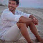 André Luiz Frambach Instagram - Sorriso bobo de quem sonha acordado, de quem vive sonhando e de quem se sente o homem mais sortudo e feliz do mundo! O amor é lindo e é pra todos, o problema no mundo de hoje são as pessoas acreditarem verdadeiramente nele, sem que aja algum tipo de “jogo”, onde tudo são números, onde desvalorizam o outro, onde tiram a capacidade de escolha, de liberdade e principalmente a força do outro. Vivam o amor, que posso garantir pra todos que a vida ficará muito mais colorida e fará muito mais sentido! 📸: @camilleframbach