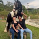 André Luiz Frambach Instagram - Fica tão fácil de expressar tudo que eu sinto por você, mas ao mesmo tempo tão difícil de descrever o que é isso tudo… mas essa é a vida na sua mais linda forma, esse é o amor sendo ele, complexo, intenso difícil de descrever porém pra quem sente e escolhe viver isso todos os dias é fácil de expressar desde as pequenas até as maiores coisas. Fui criado pra amar, aprendi a amar e ser amado pela minha família, mas nunca tinha sido amado e nem amado alguém da forma que sou e da qual te amo. Me pego pensando no André de 1/5/10 anos atrás e refletindo sobre meus sonhos, meus desejos, meus maiores objetivos de vida, hoje com 26, simplesmente parece que já realizei grande parte dele, claro que todos eles tem uma continuidade quase infinita porque a vida é assim. Mas um dos meus maiores sonhos , era achar uma mulher como você, pra construir a minha família, uma que tivesse os mesmos valores, os mesmos sonhos, os mesmos objetivos de vida, a vontade desde sempre de amar as pessoas como sempre amamos. Nunca foi sobre a gente, nunca foi errado amar, sempre foi errado a gente deixar de acreditar no amor. E mesmo vivendo tudo que vivemos, lá no fundo a gente nunca deixou de acreditar nele e de sempre buscar e acreditar até o fim. E por tudo isso fomos “recompensados” com a oportunidade de estarmos juntos. O que importa verdadeiramente é o que está dentro da gente e não o que as pessoas falam ou até tentam passar pra gente. Porém, nada disso daria certo se a gente não escolhesse primeiramente nossos objetivos pessoais, e como consequência um ao outro, e é aí que tá a beleza da vida. Quando tudo converge(sentimentos, objetivos,sonhos, caráter, valores, escolhas…) nada nem ninguém é capaz de abalar, estamos construindo um relacionamento baseado no respeito, na escuta, na admiração um pelo outro e assim será pro resto dessa e de outras vidas. Farei valer a pena eu ser a sua escolha todos os dias, porque amar é escolher aquela pessoa todos os dias, assim como sei que você faz e sempre fará valer a pena eu escolher a mulher mais linda, mais forte, mais guerreira, mais iluminada, mais radiante, mais determinada, mais talentosa, e por aí vai… que eu conheço, no caso VOCÊ!! CONT…