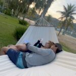 André Luiz Frambach Instagram - Fica tão fácil de expressar tudo que eu sinto por você, mas ao mesmo tempo tão difícil de descrever o que é isso tudo… mas essa é a vida na sua mais linda forma, esse é o amor sendo ele, complexo, intenso difícil de descrever porém pra quem sente e escolhe viver isso todos os dias é fácil de expressar desde as pequenas até as maiores coisas. Fui criado pra amar, aprendi a amar e ser amado pela minha família, mas nunca tinha sido amado e nem amado alguém da forma que sou e da qual te amo. Me pego pensando no André de 1/5/10 anos atrás e refletindo sobre meus sonhos, meus desejos, meus maiores objetivos de vida, hoje com 26, simplesmente parece que já realizei grande parte dele, claro que todos eles tem uma continuidade quase infinita porque a vida é assim. Mas um dos meus maiores sonhos , era achar uma mulher como você, pra construir a minha família, uma que tivesse os mesmos valores, os mesmos sonhos, os mesmos objetivos de vida, a vontade desde sempre de amar as pessoas como sempre amamos. Nunca foi sobre a gente, nunca foi errado amar, sempre foi errado a gente deixar de acreditar no amor. E mesmo vivendo tudo que vivemos, lá no fundo a gente nunca deixou de acreditar nele e de sempre buscar e acreditar até o fim. E por tudo isso fomos “recompensados” com a oportunidade de estarmos juntos. O que importa verdadeiramente é o que está dentro da gente e não o que as pessoas falam ou até tentam passar pra gente. Porém, nada disso daria certo se a gente não escolhesse primeiramente nossos objetivos pessoais, e como consequência um ao outro, e é aí que tá a beleza da vida. Quando tudo converge(sentimentos, objetivos,sonhos, caráter, valores, escolhas…) nada nem ninguém é capaz de abalar, estamos construindo um relacionamento baseado no respeito, na escuta, na admiração um pelo outro e assim será pro resto dessa e de outras vidas. Farei valer a pena eu ser a sua escolha todos os dias, porque amar é escolher aquela pessoa todos os dias, assim como sei que você faz e sempre fará valer a pena eu escolher a mulher mais linda, mais forte, mais guerreira, mais iluminada, mais radiante, mais determinada, mais talentosa, e por aí vai… que eu conheço, no caso VOCÊ!! CONT…