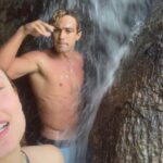 André Luiz Frambach Instagram – Fica tão fácil de expressar tudo que eu sinto por você, mas ao mesmo tempo tão difícil de descrever o que é isso tudo… mas essa é a vida na sua mais linda forma, esse é o amor sendo ele, complexo, intenso difícil de descrever porém pra quem sente e escolhe viver isso todos os dias é fácil de expressar desde as pequenas até as maiores coisas.
Fui criado pra amar, aprendi a amar e ser amado pela minha família, mas nunca tinha sido amado e nem amado alguém da forma que sou e da qual te amo.
Me pego pensando no André de 1/5/10 anos atrás e refletindo sobre meus sonhos, meus desejos, meus maiores objetivos de vida, hoje com 26, simplesmente parece que já realizei grande parte dele, claro que todos eles tem uma continuidade quase infinita porque a vida é assim. Mas um dos meus maiores sonhos , era achar uma mulher como você, pra construir a minha família, uma que tivesse os mesmos valores, os mesmos sonhos, os mesmos objetivos de vida, a vontade desde sempre de amar as pessoas como sempre amamos. Nunca foi sobre a gente, nunca foi errado amar, sempre foi errado a gente deixar de acreditar no amor. E mesmo vivendo tudo que vivemos, lá no fundo a gente nunca deixou de acreditar nele e de sempre buscar e acreditar até o fim. E por tudo isso fomos “recompensados” com a oportunidade de estarmos juntos. O que importa verdadeiramente é o que está dentro da gente e não o que as pessoas falam ou até tentam passar pra gente.
Porém, nada disso daria certo se a gente não escolhesse primeiramente nossos objetivos pessoais, e como consequência um ao outro, e é aí que tá a beleza da vida. Quando tudo converge(sentimentos, objetivos,sonhos, caráter, valores, escolhas…) nada nem ninguém é capaz de abalar, estamos construindo um relacionamento baseado no respeito, na escuta, na admiração um pelo outro e assim será pro resto dessa e de outras vidas. Farei valer a pena eu ser a sua escolha todos os dias, porque amar é escolher aquela pessoa todos os dias, assim como sei que você faz e sempre fará valer a pena eu escolher a mulher mais linda, mais forte, mais guerreira, mais iluminada, mais radiante, mais determinada, mais talentosa, e por aí vai… que eu conheço, no caso VOCÊ!!
CONT…