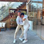 André Luiz Frambach Instagram - Sem dúvida ontem foi um dos dias mais felizes da minha vida. Ver um casamento já é lindo e emocionante. Ver o casamento de um irmão meu, que me viu nascendo, e de certa forma ser um dos “responsáveis” por esse encontro faz tudo ser mais emocionante ainda. Poder entrar pela primeira vez no altar com meu sorvetinho, minha vida, o amor da/pra minha vida como padrinhos(ainda) faz a gente só ter mais vontade e ansiedade ainda de finalmente termos esse nosso momento que é um grande sonho nosso. Poder ver minha irmã e meu cunhado entrando como padrinhos (ainda tbm ahhahahah) e dividir essa responsabilidade dos padrinhos pela primeira vez com eles é surreal, é um sonho real. Crescemos todos juntos, formamos um grupo extremamente unido em todas as situações então ver toda essa galera sendo “responsável” por esse amor e essa união é lindo e é a prova que o amor existe, de várias maneiras e que ele é de fato o sentimento mais puro e lindo que existe. Saber de tudo que meu irmão passou nos últimos meses e ver ele realizando esse sonho com uma mulher incrivel, forte, determinada que de fato com todo o apoio que ele tem nosso, se não fosse por ela, e pelo amor dos dois, tudo se tornaria mais difícil. Mas os dois sabem o que o amor significa nessa vida, e foram fortes juntos, e sabem que acima de tudo e de todos existe o amor! Eu amo vocês dois meus afilhados. Amo o relacionamento de vocês, amo o amor de vocês, amo saber que temos um grupo unido e forte que acima de tudo incentiva que tenhamos valores, caráter e muito muito amor, porque isso tudo tem faltado nessa sociedade de hj em dia. TE AMO @veloso_92 TE AMO @veronicaoliveira TE AMO @camilleframbach e @maxfernandezoficial TE AMOOO MEU AMOR @larissamanoela ❤️ jaja seremos nós!!!