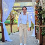 André Luiz Frambach Instagram - Sem dúvida ontem foi um dos dias mais felizes da minha vida. Ver um casamento já é lindo e emocionante. Ver o casamento de um irmão meu, que me viu nascendo, e de certa forma ser um dos “responsáveis” por esse encontro faz tudo ser mais emocionante ainda. Poder entrar pela primeira vez no altar com meu sorvetinho, minha vida, o amor da/pra minha vida como padrinhos(ainda) faz a gente só ter mais vontade e ansiedade ainda de finalmente termos esse nosso momento que é um grande sonho nosso. Poder ver minha irmã e meu cunhado entrando como padrinhos (ainda tbm ahhahahah) e dividir essa responsabilidade dos padrinhos pela primeira vez com eles é surreal, é um sonho real. Crescemos todos juntos, formamos um grupo extremamente unido em todas as situações então ver toda essa galera sendo “responsável” por esse amor e essa união é lindo e é a prova que o amor existe, de várias maneiras e que ele é de fato o sentimento mais puro e lindo que existe. Saber de tudo que meu irmão passou nos últimos meses e ver ele realizando esse sonho com uma mulher incrivel, forte, determinada que de fato com todo o apoio que ele tem nosso, se não fosse por ela, e pelo amor dos dois, tudo se tornaria mais difícil. Mas os dois sabem o que o amor significa nessa vida, e foram fortes juntos, e sabem que acima de tudo e de todos existe o amor! Eu amo vocês dois meus afilhados. Amo o relacionamento de vocês, amo o amor de vocês, amo saber que temos um grupo unido e forte que acima de tudo incentiva que tenhamos valores, caráter e muito muito amor, porque isso tudo tem faltado nessa sociedade de hj em dia. TE AMO @veloso_92 TE AMO @veronicaoliveira TE AMO @camilleframbach e @maxfernandezoficial TE AMOOO MEU AMOR @larissamanoela ❤️ jaja seremos nós!!!