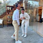 André Luiz Frambach Instagram - Sem dúvida ontem foi um dos dias mais felizes da minha vida. Ver um casamento já é lindo e emocionante. Ver o casamento de um irmão meu, que me viu nascendo, e de certa forma ser um dos “responsáveis” por esse encontro faz tudo ser mais emocionante ainda. Poder entrar pela primeira vez no altar com meu sorvetinho, minha vida, o amor da/pra minha vida como padrinhos(ainda) faz a gente só ter mais vontade e ansiedade ainda de finalmente termos esse nosso momento que é um grande sonho nosso. Poder ver minha irmã e meu cunhado entrando como padrinhos (ainda tbm ahhahahah) e dividir essa responsabilidade dos padrinhos pela primeira vez com eles é surreal, é um sonho real. Crescemos todos juntos, formamos um grupo extremamente unido em todas as situações então ver toda essa galera sendo “responsável” por esse amor e essa união é lindo e é a prova que o amor existe, de várias maneiras e que ele é de fato o sentimento mais puro e lindo que existe. Saber de tudo que meu irmão passou nos últimos meses e ver ele realizando esse sonho com uma mulher incrivel, forte, determinada que de fato com todo o apoio que ele tem nosso, se não fosse por ela, e pelo amor dos dois, tudo se tornaria mais difícil. Mas os dois sabem o que o amor significa nessa vida, e foram fortes juntos, e sabem que acima de tudo e de todos existe o amor! Eu amo vocês dois meus afilhados. Amo o relacionamento de vocês, amo o amor de vocês, amo saber que temos um grupo unido e forte que acima de tudo incentiva que tenhamos valores, caráter e muito muito amor, porque isso tudo tem faltado nessa sociedade de hj em dia. TE AMO @veloso_92 TE AMO @veronicaoliveira TE AMO @camilleframbach e @maxfernandezoficial TE AMOOO MEU AMOR @larissamanoela ❤️ jaja seremos nós!!!