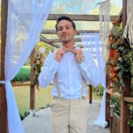 André Luiz Frambach Instagram - Sem dúvida ontem foi um dos dias mais felizes da minha vida. Ver um casamento já é lindo e emocionante. Ver o casamento de um irmão meu, que me viu nascendo, e de certa forma ser um dos “responsáveis” por esse encontro faz tudo ser mais emocionante ainda. Poder entrar pela primeira vez no altar com meu sorvetinho, minha vida, o amor da/pra minha vida como padrinhos(ainda) faz a gente só ter mais vontade e ansiedade ainda de finalmente termos esse nosso momento que é um grande sonho nosso. Poder ver minha irmã e meu cunhado entrando como padrinhos (ainda tbm ahhahahah) e dividir essa responsabilidade dos padrinhos pela primeira vez com eles é surreal, é um sonho real. Crescemos todos juntos, formamos um grupo extremamente unido em todas as situações então ver toda essa galera sendo “responsável” por esse amor e essa união é lindo e é a prova que o amor existe, de várias maneiras e que ele é de fato o sentimento mais puro e lindo que existe. Saber de tudo que meu irmão passou nos últimos meses e ver ele realizando esse sonho com uma mulher incrivel, forte, determinada que de fato com todo o apoio que ele tem nosso, se não fosse por ela, e pelo amor dos dois, tudo se tornaria mais difícil. Mas os dois sabem o que o amor significa nessa vida, e foram fortes juntos, e sabem que acima de tudo e de todos existe o amor! Eu amo vocês dois meus afilhados. Amo o relacionamento de vocês, amo o amor de vocês, amo saber que temos um grupo unido e forte que acima de tudo incentiva que tenhamos valores, caráter e muito muito amor, porque isso tudo tem faltado nessa sociedade de hj em dia. TE AMO @veloso_92 TE AMO @veronicaoliveira TE AMO @camilleframbach e @maxfernandezoficial TE AMOOO MEU AMOR @larissamanoela ❤️ jaja seremos nós!!!