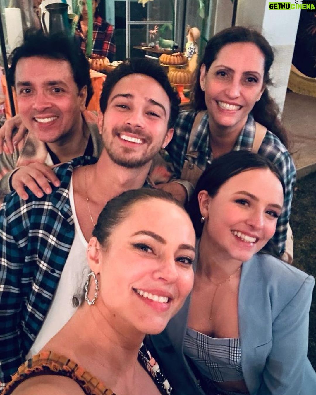 André Luiz Frambach Instagram - Que noite especial ontem! Um arraia de muito amor, muita felicidade, paz, energia positiva,união . Sempre com meu sorvetinho que faz tudo ficar mais lindo e divertido ainda, te amo meu amor, minha noiva ❤️🍦🐠❤️. Muito obrigado pelo convite e recepção @paollaoliveirareal e @diogonogueira_oficial vocês são incríveis, sorte ser fã de amigos né ❤️. Reencontros muito importantes com pessoas que sinto falta no dia a dia, falta de uma conversa olho no olho, de um abraço, obrigado universo por me proporcionar esses encontros e esses dias especiais 🎊
