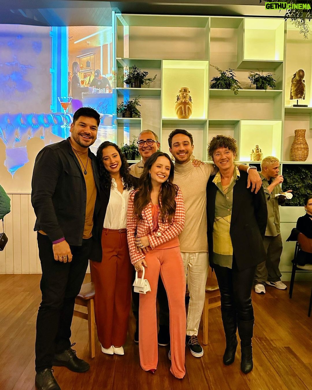 André Luiz Frambach Instagram - Ontem tivemos a estreia do nosso espetáculo “O Amor Passou Por Aqui” quero começar agradecendo a presença de cada um que tirou um tempinho pra poder ir nessa estreia, prestigiar não só eu a Letícia e toda nossa equipe, mas principalmente a arte e o AMOR! Minha volta aos palcos foi marcada por muita muita emoção, confesso que sempre que entro em cena entro com o coração acelerado porque a arte mexe comigo demais, uma vontade de botar pra fora tudo que o personagem quer mostrar e o jeito que mostra é por mim. Mas estar no palco é realmente diferente de tudo, a magia do teatro não tem igual, cresci na tv, fiz série, cinema… mas o teatro é realmente a raiz de todo ator e artista. Obrigado a todas as pessoas que estão envolvidas nesse projeto, diretamente e indiretamente. Como disse ontem quando acabou sem aquela equipe sem cada um que faz tudo acontecer não adianta ter dois atores no palco, somos apenas os mensageiros finais dessa historia, tem várias pessoas por trás que fazem ser possível essa história ser transmitida. Agradecer tbm as pessoas que me dão base, segurança, amor, apoio, energia positiva, acima de tudo: minha noiva, mamãe, papai, minha irmã, meu cunhado, dinda, dindo e família, os amigos que saíram do rj pra me ver ontem e irão hj de novo, os amigos que conseguiram sair de gravação mais cedo pra ir, os amigos que pararam de escrever pra ir…. Enfim, cada um é e foi MUITO ESPECIAL! Obrigado primeiramente ao AMOR que fez eu ter mais vontade ainda de contar essa historia, afinal sempre falo aqui o quanto o amor VERDADEIRO está em falta no nosso mundo , obrigado universo, obrigado arte, obrigado TEATRO 🎭