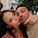 André Luiz Frambach Instagram - Ontem tivemos a estreia do nosso espetáculo “O Amor Passou Por Aqui” quero começar agradecendo a presença de cada um que tirou um tempinho pra poder ir nessa estreia, prestigiar não só eu a Letícia e toda nossa equipe, mas principalmente a arte e o AMOR! Minha volta aos palcos foi marcada por muita muita emoção, confesso que sempre que entro em cena entro com o coração acelerado porque a arte mexe comigo demais, uma vontade de botar pra fora tudo que o personagem quer mostrar e o jeito que mostra é por mim. Mas estar no palco é realmente diferente de tudo, a magia do teatro não tem igual, cresci na tv, fiz série, cinema… mas o teatro é realmente a raiz de todo ator e artista. Obrigado a todas as pessoas que estão envolvidas nesse projeto, diretamente e indiretamente. Como disse ontem quando acabou sem aquela equipe sem cada um que faz tudo acontecer não adianta ter dois atores no palco, somos apenas os mensageiros finais dessa historia, tem várias pessoas por trás que fazem ser possível essa história ser transmitida. Agradecer tbm as pessoas que me dão base, segurança, amor, apoio, energia positiva, acima de tudo: minha noiva, mamãe, papai, minha irmã, meu cunhado, dinda, dindo e família, os amigos que saíram do rj pra me ver ontem e irão hj de novo, os amigos que conseguiram sair de gravação mais cedo pra ir, os amigos que pararam de escrever pra ir…. Enfim, cada um é e foi MUITO ESPECIAL! Obrigado primeiramente ao AMOR que fez eu ter mais vontade ainda de contar essa historia, afinal sempre falo aqui o quanto o amor VERDADEIRO está em falta no nosso mundo , obrigado universo, obrigado arte, obrigado TEATRO 🎭
