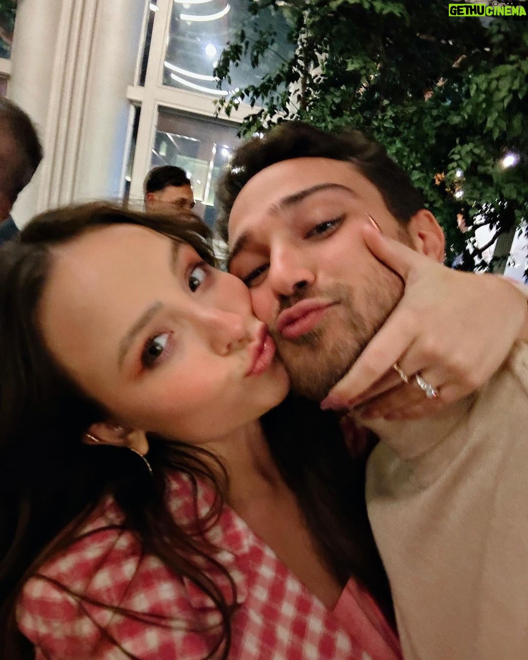 André Luiz Frambach Instagram - Ontem tivemos a estreia do nosso espetáculo “O Amor Passou Por Aqui” quero começar agradecendo a presença de cada um que tirou um tempinho pra poder ir nessa estreia, prestigiar não só eu a Letícia e toda nossa equipe, mas principalmente a arte e o AMOR! Minha volta aos palcos foi marcada por muita muita emoção, confesso que sempre que entro em cena entro com o coração acelerado porque a arte mexe comigo demais, uma vontade de botar pra fora tudo que o personagem quer mostrar e o jeito que mostra é por mim. Mas estar no palco é realmente diferente de tudo, a magia do teatro não tem igual, cresci na tv, fiz série, cinema… mas o teatro é realmente a raiz de todo ator e artista. Obrigado a todas as pessoas que estão envolvidas nesse projeto, diretamente e indiretamente. Como disse ontem quando acabou sem aquela equipe sem cada um que faz tudo acontecer não adianta ter dois atores no palco, somos apenas os mensageiros finais dessa historia, tem várias pessoas por trás que fazem ser possível essa história ser transmitida. Agradecer tbm as pessoas que me dão base, segurança, amor, apoio, energia positiva, acima de tudo: minha noiva, mamãe, papai, minha irmã, meu cunhado, dinda, dindo e família, os amigos que saíram do rj pra me ver ontem e irão hj de novo, os amigos que conseguiram sair de gravação mais cedo pra ir, os amigos que pararam de escrever pra ir…. Enfim, cada um é e foi MUITO ESPECIAL! Obrigado primeiramente ao AMOR que fez eu ter mais vontade ainda de contar essa historia, afinal sempre falo aqui o quanto o amor VERDADEIRO está em falta no nosso mundo , obrigado universo, obrigado arte, obrigado TEATRO 🎭