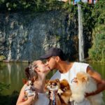 André Luiz Frambach Instagram – Impossível não chorar, impossível não sentir dor, impossível esquecer de você minha raposinha, minha charmosa, minha metida!!! Você era única, um coração tão tão grande que não cabia dentro de você, todos diziam que nem viver você conseguiria porém foram 5 anos vividos, e nesses últimos meses principalmente VIVEU o que merecia ter vivido a vida toda, com muito amor, muitos irmãos, livre e recebendo toda atenção e carinho possível! A gente sabe como os cachorros são os animais mais puros e sinceros, e por toda essa pureza deles eles absorvem muita coisa externa. Meguinha tinha um problema seríssimo no coração, problema cardíaco grave, sabíamos que em qualquer momento um mau súbito poderia acontecer, mas desde que ela esteve com a gente, nunca “podamos” ela de viver do jeito que ela queria, foram muitas brincadeiras, correrias, felicidade e amor acima de tudo. Hj ela faleceu enquanto dormia no quarto do papai e da mamãe dela! Nos te amamos muito minha filha. Espero que você volte pra gente em breve, estaremos te aguardando aqui nesse plano! Queria ter convivido e vivido mais com você. Obrigado pela sua delicadeza, pelo seu carinho cmg, pelo seu amor, por ter sido a primeira a acolher a nalinha sua irmã gigante ahhahahahaha. Somos e seremos sempre uma família, e estaremos esperando você novamente se assim papai do céu quiser! TE AMO MINHA RAPOSA