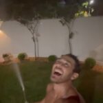 André Luiz Frambach Instagram - Pequenas coisas, grandes mudanças! Agr temos um campo pra jogar, correr, brincar… dia muito cansativo mas a recompensa de olhar tudo pronto e saber que você fez aquilo de corpo e alma é maravilhoso!! E assim devemos ser com tudo na vida ☀️🍀