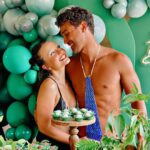André Luiz Frambach Instagram - E hoje que estamos fazendo bodas de sorvete? Olha que coincidência, inclusive por isso, eu procurei achar fotos lindas mas preferi colocar de capa uma foto que representa a gente. Pra quem não sabe meu sorvetinho além de ser minha esposa, mãe dos meus filhos(peludos nesse momento) , parceira, ela é tbm a minha melhor amiga, e o que essa mulher tem se transformado não é brincadeira. Hoje olho pra vc e vejo uma mulher ainda mais forte, ainda mais decidida, ainda mais incrível e que bom que posso estar com você e ver essa sua evolução porque eu tbm evoluo junto! Você tem o dom de me fazer rir o tempo todo com suas loucuras, com seu jeitinho único e que eu sou COMPLETAMENTE APAIXONADO. Posso dizer? A gente vive a vida da melhor maneira, com MUITO AMOR E ALEGRIA! OBRIGADO POR ISSO! E parabéns pra nós 🍦❤️ pra vida toda e além ❤️🍦🐠❤️