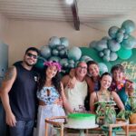 André Luiz Frambach Instagram - Fiquei sim sumido aqui do feed nesses dias, nenhuma novidade pra vocês hahaha. Eu tava aproveitando meu niver do jeito que eu mais amo, com as pessoas que me viram crescer, que estão comigo desde sempre, que fazem eu ser quem eu sou, tocando um Pagodé, fazendo um churrasquett… Fico feliz demais em ver as pessoas me definindo em uma palavra, quando as palavras usadas são “luz,sorriso, família, alegria…” mas tudo isso só existe porque eu tenho cada um de vocês que estão aí na foto, e muitos outros que não puderam estar por vários motivos, mas eu sou grato demais por tudo sempre! Prometo continuar nesse meu propósito de acima de tudo AMAR e ser FELIZ , procurar a felicidade nas pequenas coisas e tornar essas pequenas lindas coisas as maiores da vida! Amo demais vocês, amo demais todos que me seguem aqui, todos que não me seguem tbm mas ficam sempre vendo as coisas ahhahaha, amo a vida. Como sempre falo, o amor é é SEMPRE SERÁ a melhor resposta pra tudo! Falando em amor, quero fazer um agradecimento especial pra todos que tomaram um tempinho da vida de vocês pra fazer dedicatórias, mensagens, textos, vídeos, montagens…. Foi uma chuva de amor, que me encheu de lágrimas primeiramente hahaha mas lágrimas de MUITA FELICIDADE me senti preenchido, me senti forte pra seguir sendo quem eu sou, procurando sempre crescer, evoluir, melhorar e assim será! Obrigado obrigado MUITO OBRIGADO ❤️ 2.7 chegou e chegou LINDAO ❤️❤️🎉💥