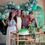 André Luiz Frambach Instagram - Fiquei sim sumido aqui do feed nesses dias, nenhuma novidade pra vocês hahaha. Eu tava aproveitando meu niver do jeito que eu mais amo, com as pessoas que me viram crescer, que estão comigo desde sempre, que fazem eu ser quem eu sou, tocando um Pagodé, fazendo um churrasquett… Fico feliz demais em ver as pessoas me definindo em uma palavra, quando as palavras usadas são “luz,sorriso, família, alegria…” mas tudo isso só existe porque eu tenho cada um de vocês que estão aí na foto, e muitos outros que não puderam estar por vários motivos, mas eu sou grato demais por tudo sempre! Prometo continuar nesse meu propósito de acima de tudo AMAR e ser FELIZ , procurar a felicidade nas pequenas coisas e tornar essas pequenas lindas coisas as maiores da vida! Amo demais vocês, amo demais todos que me seguem aqui, todos que não me seguem tbm mas ficam sempre vendo as coisas ahhahaha, amo a vida. Como sempre falo, o amor é é SEMPRE SERÁ a melhor resposta pra tudo! Falando em amor, quero fazer um agradecimento especial pra todos que tomaram um tempinho da vida de vocês pra fazer dedicatórias, mensagens, textos, vídeos, montagens…. Foi uma chuva de amor, que me encheu de lágrimas primeiramente hahaha mas lágrimas de MUITA FELICIDADE me senti preenchido, me senti forte pra seguir sendo quem eu sou, procurando sempre crescer, evoluir, melhorar e assim será! Obrigado obrigado MUITO OBRIGADO ❤️ 2.7 chegou e chegou LINDAO ❤️❤️🎉💥