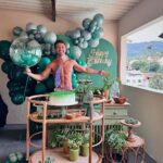 André Luiz Frambach Instagram - Fiquei sim sumido aqui do feed nesses dias, nenhuma novidade pra vocês hahaha. Eu tava aproveitando meu niver do jeito que eu mais amo, com as pessoas que me viram crescer, que estão comigo desde sempre, que fazem eu ser quem eu sou, tocando um Pagodé, fazendo um churrasquett… Fico feliz demais em ver as pessoas me definindo em uma palavra, quando as palavras usadas são “luz,sorriso, família, alegria…” mas tudo isso só existe porque eu tenho cada um de vocês que estão aí na foto, e muitos outros que não puderam estar por vários motivos, mas eu sou grato demais por tudo sempre! Prometo continuar nesse meu propósito de acima de tudo AMAR e ser FELIZ , procurar a felicidade nas pequenas coisas e tornar essas pequenas lindas coisas as maiores da vida! Amo demais vocês, amo demais todos que me seguem aqui, todos que não me seguem tbm mas ficam sempre vendo as coisas ahhahaha, amo a vida. Como sempre falo, o amor é é SEMPRE SERÁ a melhor resposta pra tudo! Falando em amor, quero fazer um agradecimento especial pra todos que tomaram um tempinho da vida de vocês pra fazer dedicatórias, mensagens, textos, vídeos, montagens…. Foi uma chuva de amor, que me encheu de lágrimas primeiramente hahaha mas lágrimas de MUITA FELICIDADE me senti preenchido, me senti forte pra seguir sendo quem eu sou, procurando sempre crescer, evoluir, melhorar e assim será! Obrigado obrigado MUITO OBRIGADO ❤️ 2.7 chegou e chegou LINDAO ❤️❤️🎉💥