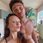 André Luiz Frambach Instagram - Fiquei sim sumido aqui do feed nesses dias, nenhuma novidade pra vocês hahaha. Eu tava aproveitando meu niver do jeito que eu mais amo, com as pessoas que me viram crescer, que estão comigo desde sempre, que fazem eu ser quem eu sou, tocando um Pagodé, fazendo um churrasquett… Fico feliz demais em ver as pessoas me definindo em uma palavra, quando as palavras usadas são “luz,sorriso, família, alegria…” mas tudo isso só existe porque eu tenho cada um de vocês que estão aí na foto, e muitos outros que não puderam estar por vários motivos, mas eu sou grato demais por tudo sempre! Prometo continuar nesse meu propósito de acima de tudo AMAR e ser FELIZ , procurar a felicidade nas pequenas coisas e tornar essas pequenas lindas coisas as maiores da vida! Amo demais vocês, amo demais todos que me seguem aqui, todos que não me seguem tbm mas ficam sempre vendo as coisas ahhahaha, amo a vida. Como sempre falo, o amor é é SEMPRE SERÁ a melhor resposta pra tudo! Falando em amor, quero fazer um agradecimento especial pra todos que tomaram um tempinho da vida de vocês pra fazer dedicatórias, mensagens, textos, vídeos, montagens…. Foi uma chuva de amor, que me encheu de lágrimas primeiramente hahaha mas lágrimas de MUITA FELICIDADE me senti preenchido, me senti forte pra seguir sendo quem eu sou, procurando sempre crescer, evoluir, melhorar e assim será! Obrigado obrigado MUITO OBRIGADO ❤️ 2.7 chegou e chegou LINDAO ❤️❤️🎉💥
