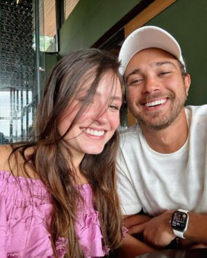 André Luiz Frambach Instagram - E hoje que estamos fazendo bodas de sorvete? Olha que coincidência, inclusive por isso, eu procurei achar fotos lindas mas preferi colocar de capa uma foto que representa a gente. Pra quem não sabe meu sorvetinho além de ser minha esposa, mãe dos meus filhos(peludos nesse momento) , parceira, ela é tbm a minha melhor amiga, e o que essa mulher tem se transformado não é brincadeira. Hoje olho pra vc e vejo uma mulher ainda mais forte, ainda mais decidida, ainda mais incrível e que bom que posso estar com você e ver essa sua evolução porque eu tbm evoluo junto! Você tem o dom de me fazer rir o tempo todo com suas loucuras, com seu jeitinho único e que eu sou COMPLETAMENTE APAIXONADO. Posso dizer? A gente vive a vida da melhor maneira, com MUITO AMOR E ALEGRIA!  OBRIGADO POR ISSO! E parabéns pra nós 🍦❤️ pra vida toda e além ❤️🍦🐠❤️