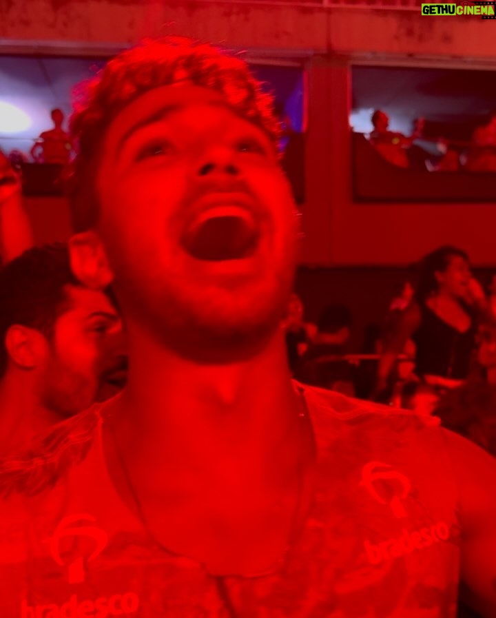 André Luiz Frambach Instagram - Indo pro segundo dia, postando o primeiro, o carnaval tem suas particularidades! Ahhahaha época mais festejada do ano tá aí🎊🎉 Sambódromo da Marquês de Sapucaí