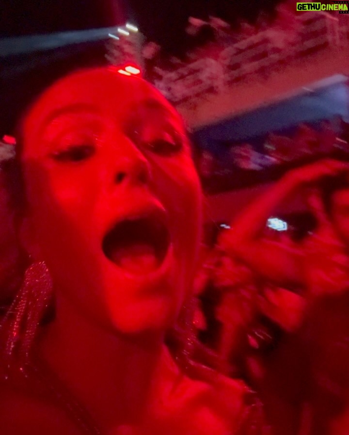 André Luiz Frambach Instagram - Indo pro segundo dia, postando o primeiro, o carnaval tem suas particularidades! Ahhahaha época mais festejada do ano tá aí🎊🎉 Sambódromo da Marquês de Sapucaí