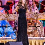 André Rieu Instagram - Emma working her magic! 🪄 Tickets for the 2025 New Year’s concerts in Amsterdam and Antwerp are now available at andrerieu.com (Link in bio) #andrerieu #emmakok #voilà #barbarapravi #classical #classicalmusic #violin #amsterdam #ziggodome @ziggodome Ziggo Dome Amsterdam
