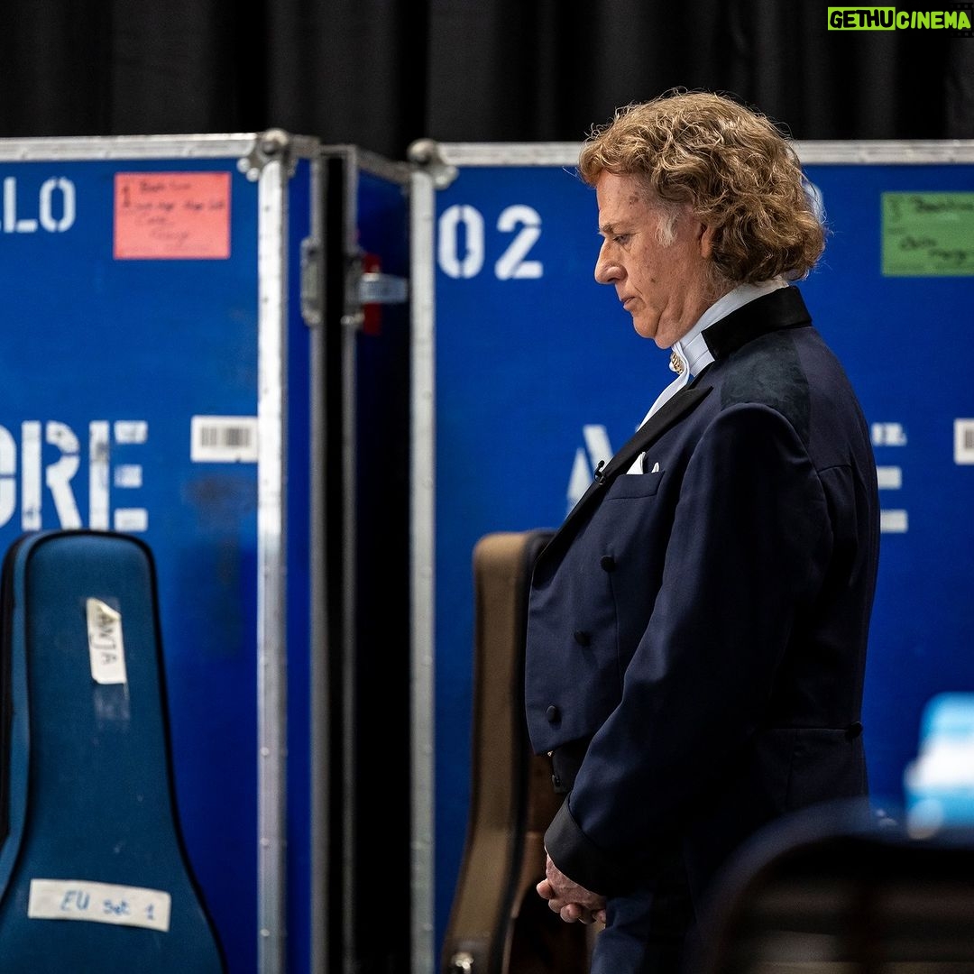 André Rieu Instagram - Pre-show focus 🎶 For tour dates visit andrerieu.com (Link in bio) #music #classicalmusic #violin #andrerieu #rieu #concert #livemusic #orchestra #stradivarius #stradivari #violinist #viola #violin🎻 #🎻#maastricht