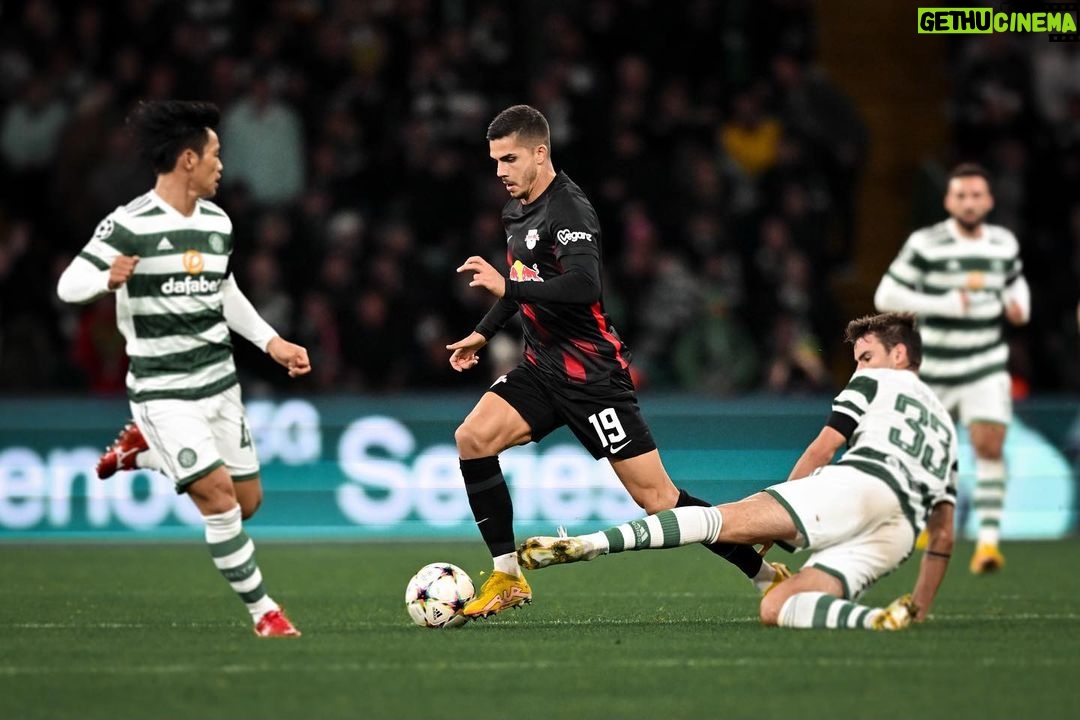 André Silva Instagram - Stunning night! Together we are strong 💪 Celtic Park