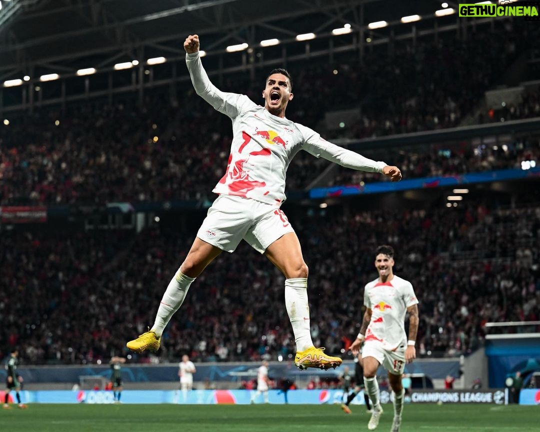 André Silva Instagram - What a night!!! We keep on going 🔥 This win is for our captain! @petergulacsi Red Bull Arena