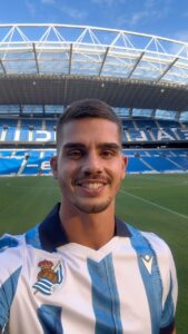 André Silva Instagram - 🏟️ ¡@andresilva9 ya conoce su nueva casa! #AndréTxuriUrdin | #AurreraReala Reale Arena
