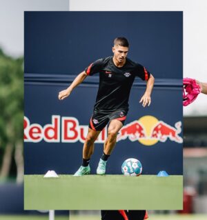 André Silva Instagram - New field, new first training! 💪
