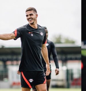 André Silva Instagram - New field, new first training! 💪