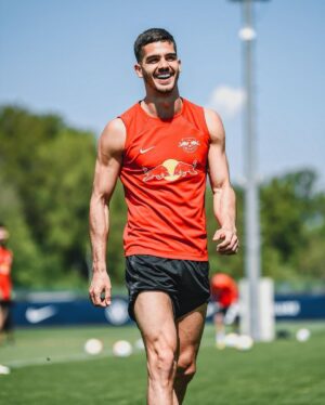 André Silva Instagram - Work hard and stay positive 🤷‍♂️