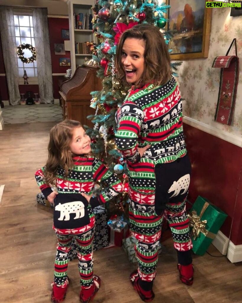 Andrea Barber Instagram - Who wore it better?? ❤️💚 (Obviously the only correct answer is @pyperbraun!) Don’t miss the Christmas episode of #ThatGirlLayLay tonight on @nickelodeon! 🎄🌟🤶🏻🎁