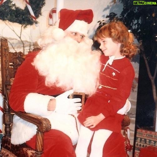 Andrea Barber Instagram - #TBT Santa had it right all along. βTis the season for stretchy pants! π
π»