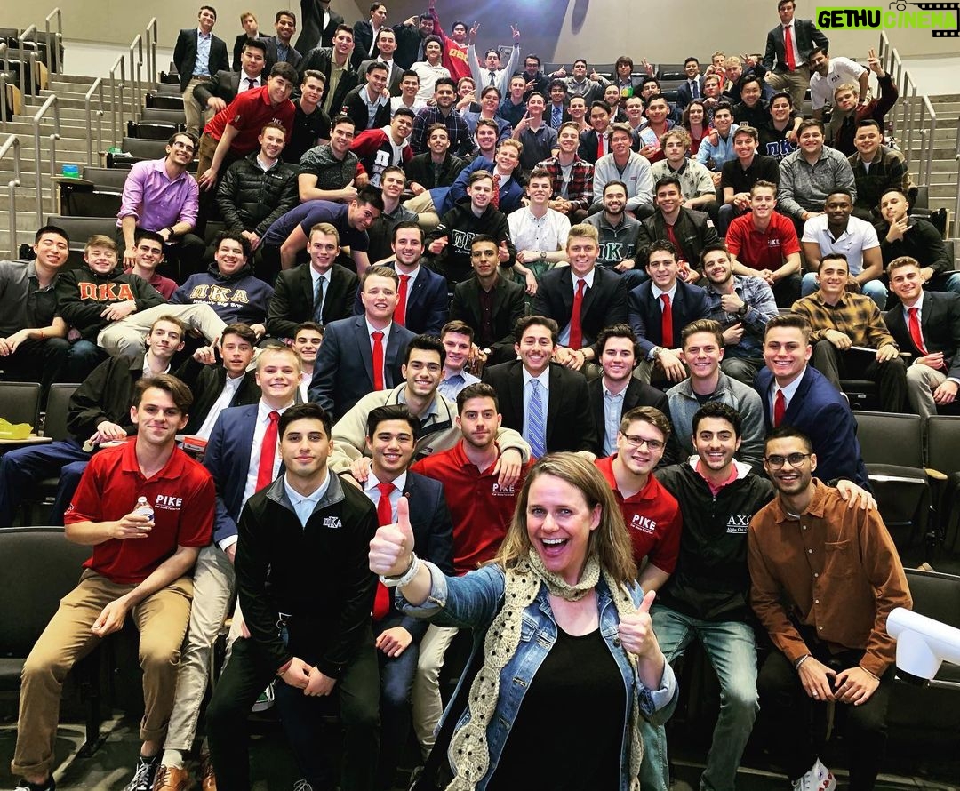 Andrea Barber Instagram - Thank you Pi Kappa Alpha @fullertonpike for supporting our Girl Scout troop! 🍪🍪🍪 You guys rock! Cal State-Fullerton PIKE