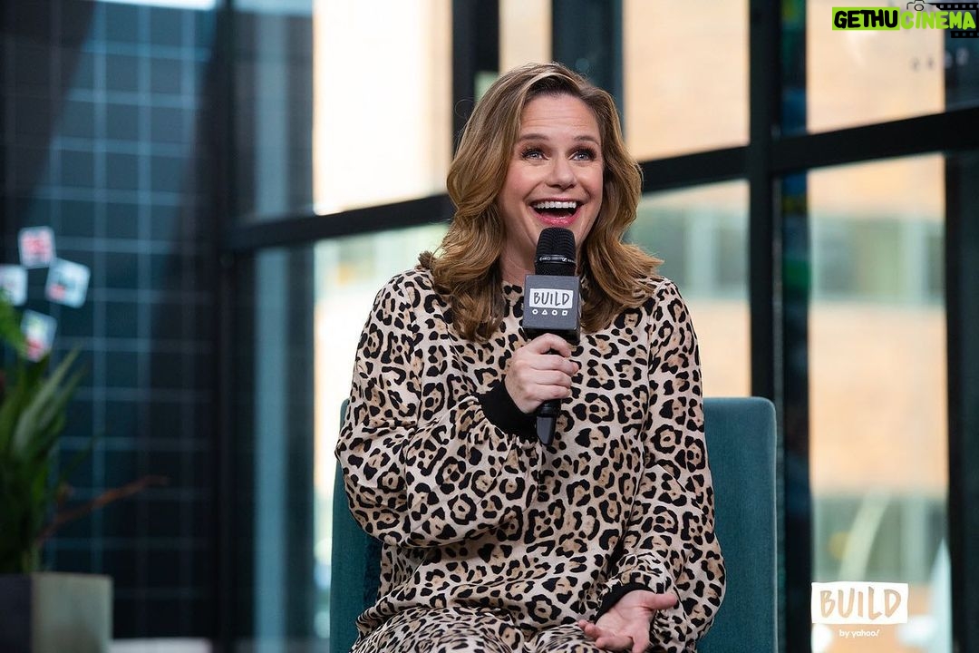 Andrea Barber Instagram - Had an awesome conversation at @buildseriesnyc about the final season of @fullerhouse and my new memoir FULL CIRCLE. Link in bio! (📸: Jammi York) BUILD Series