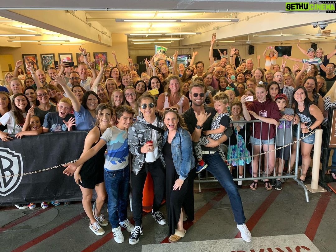 Andrea Barber Instagram - It’s show night! 🎬 Make sure you are subscribed to my YouTube channel and the @messitttwins’ YouTube channel to see behind the scenes vlogs from tonight! 🎭 #fullerhouse Warner Brothers Studios - Burbank, CA