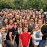 Andrea Barber Instagram - It’s show night! 🎬 This audience is READY! 🎉 #fullerhouse Warner Bros. Entertainment