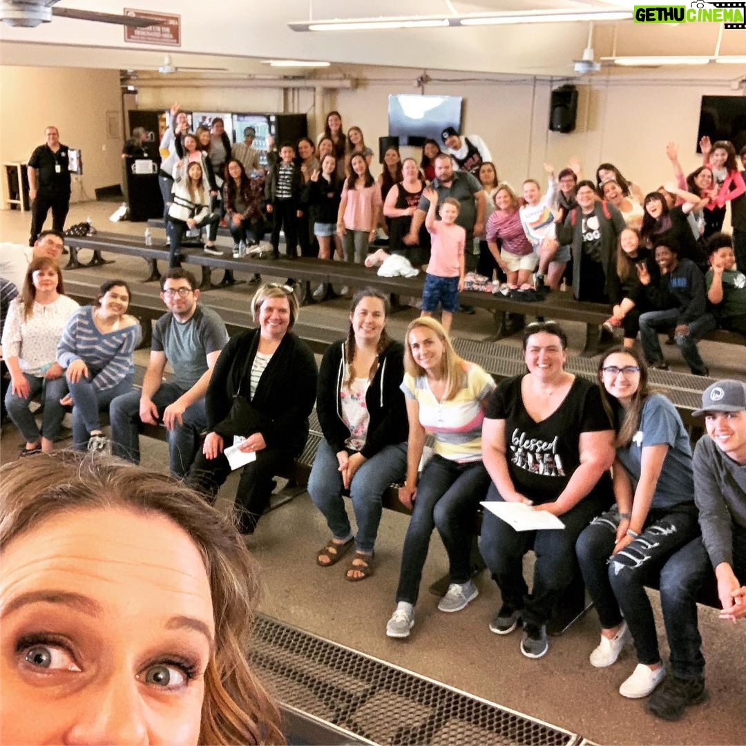 Andrea Barber Instagram - First audience show of Season 5 tonight! 🎬 Best fans ever! 👏🏻 #FullerHouse Warner Brothers Studios - Burbank, CA