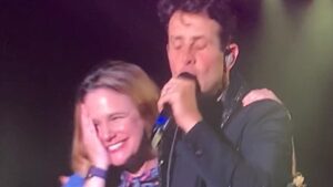 Andrea Barber Instagram - BEST BIRTHDAY SURPRISE EVER!! 😍⚰️ @joeymcintyre pulled me on stage last night during If You Go Away and I had no chill!! Thank you, Joe, for this unforgettable birthday moment. And thank you to the best boyfriend ever @pointonemiles and his partner-in-crime @candacecbure for making it happen! Swipe to see it all happen! ❤️🤩🥰😱
•
(📸: @heidicas1013, @pointonemiles, @amandasm4)