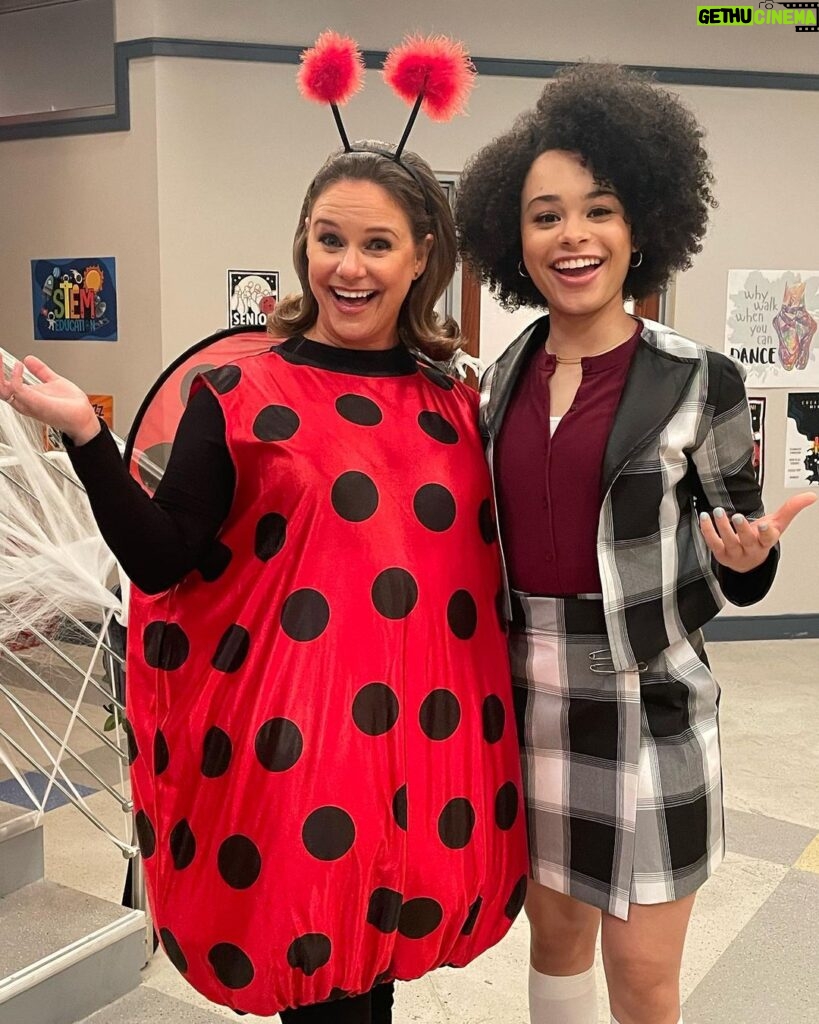 Andrea Barber Instagram - Don’t miss tonight’s SPOOKY Halloween episode of #ThatGirlLayLay on @nickelodeon! 🎃👻🕷🕸
