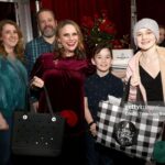 Andrea Barber Instagram - I had a blast at iHeartRadio’s Jingle Ball hanging out with Makenna and her wonderful family, who I met thanks to @hyundaihopeonwheels, Make-a-Wish, and @iheartradio. 🩷🎄🎁 Makenna, you were the highlight of my evening and I will smile every time I look at our photos! Thank you for being so kind and sweet. And thank you for being our #1 Full House fan! 🏡 #iheartjingleball Hair & makeup by the lovely @sabrinaozuna 💄💇🏻‍♀️ Kia Forum