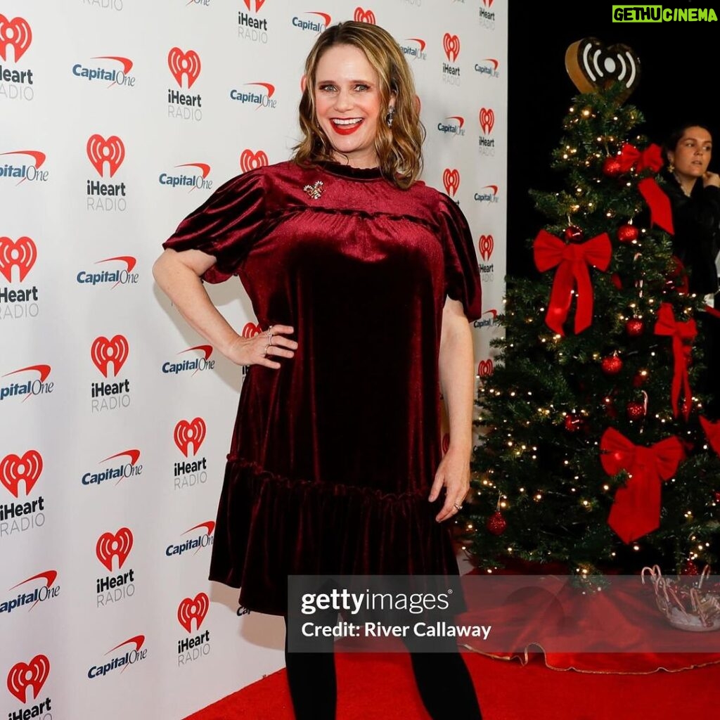 Andrea Barber Instagram - I had a blast at iHeartRadio’s Jingle Ball hanging out with Makenna and her wonderful family, who I met thanks to @hyundaihopeonwheels, Make-a-Wish, and @iheartradio. 🩷🎄🎁 Makenna, you were the highlight of my evening and I will smile every time I look at our photos! Thank you for being so kind and sweet. And thank you for being our #1 Full House fan! 🏡 #iheartjingleball Hair & makeup by the lovely @sabrinaozuna 💄💇🏻‍♀️ Kia Forum