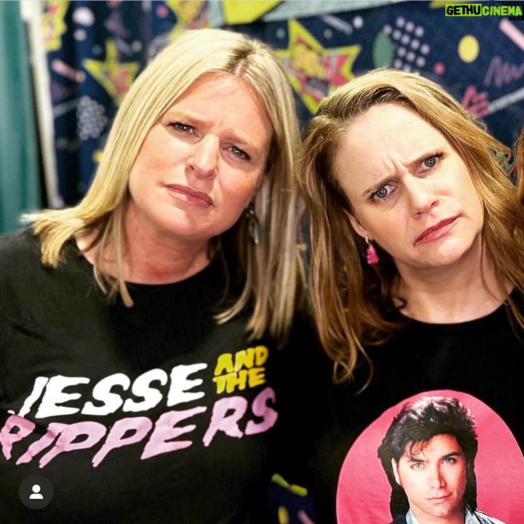 Andrea Barber Instagram - 90s Con! 🩷💜❤️ Full hearts. Thank you, we love you all so much! Tampa Florida