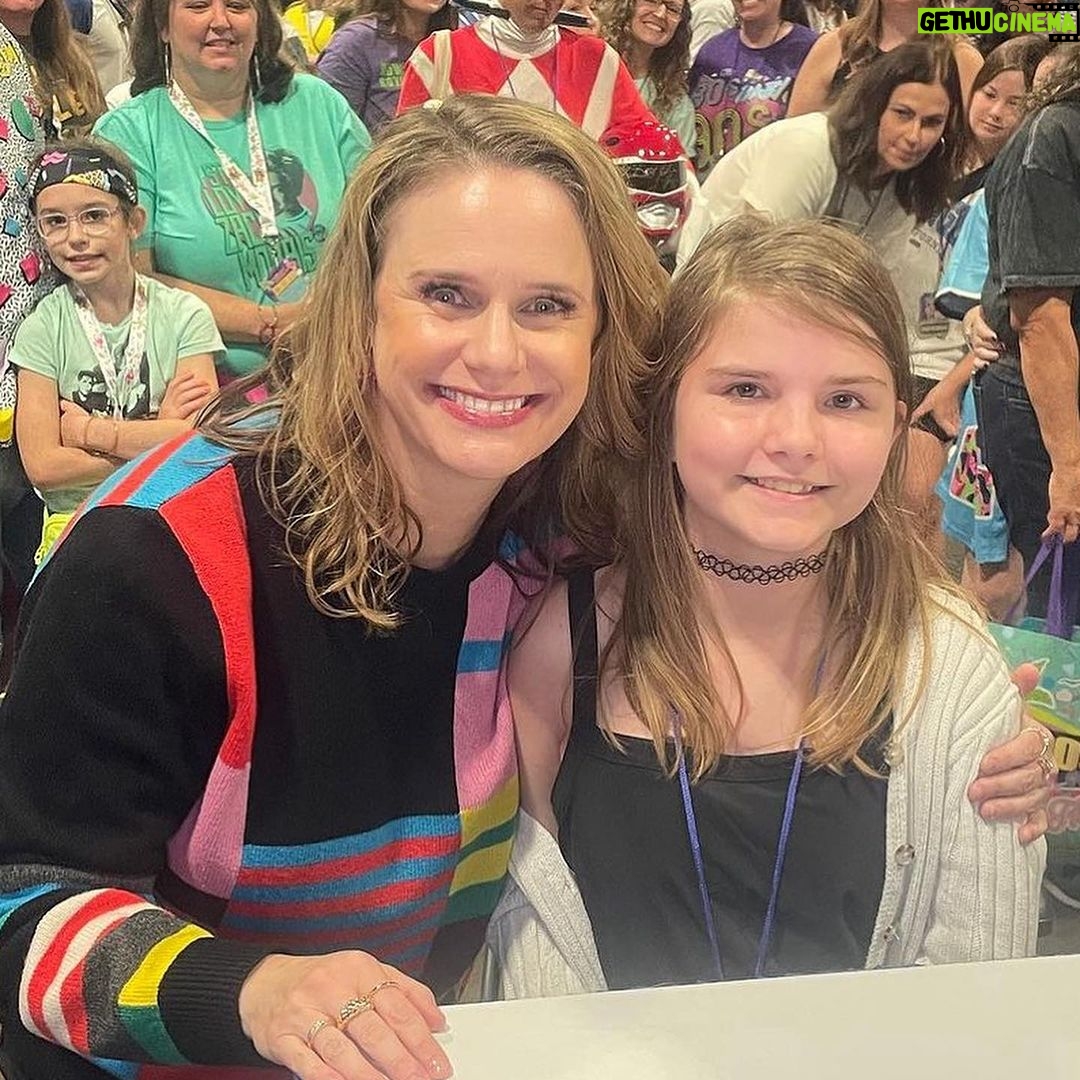 Andrea Barber Instagram - 90s Con! 🩷💜❤️ Full hearts. Thank you, we love you all so much! Tampa Florida