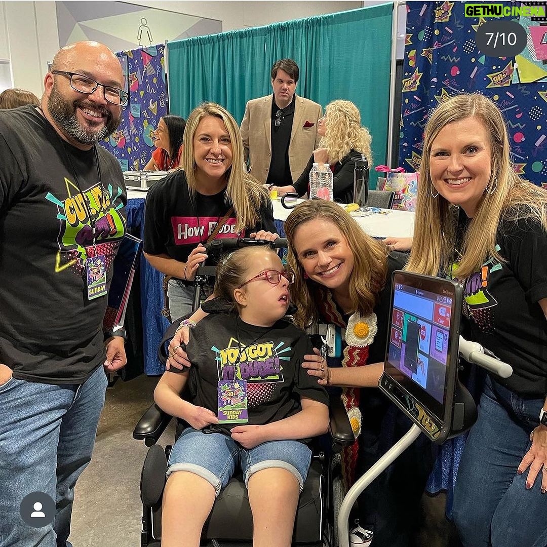 Andrea Barber Instagram - 90s Con! 🩷💜❤️ Full hearts. Thank you, we love you all so much! Tampa Florida