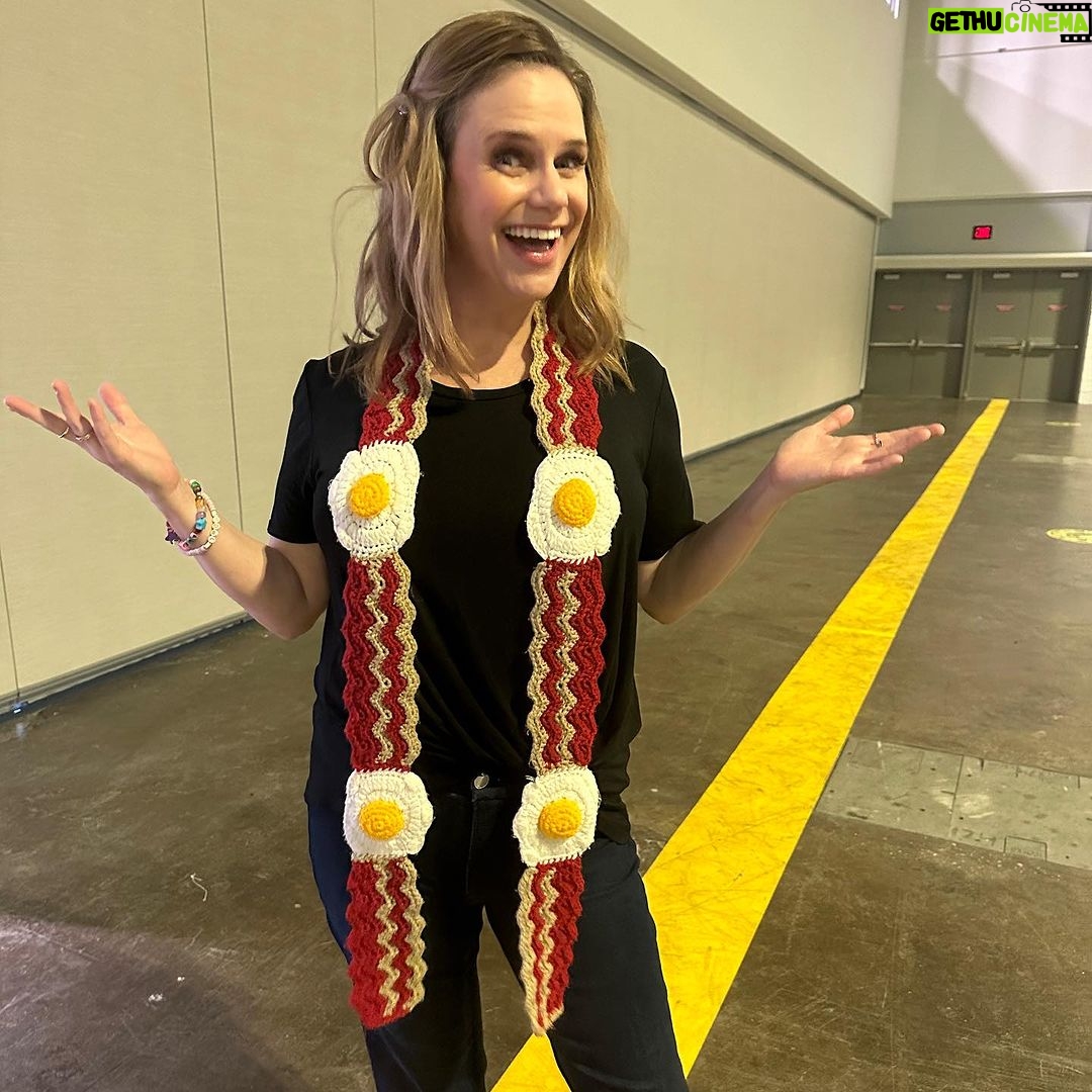 Andrea Barber Instagram - 90s Con! 🩷💜❤️ Full hearts. Thank you, we love you all so much! Tampa Florida