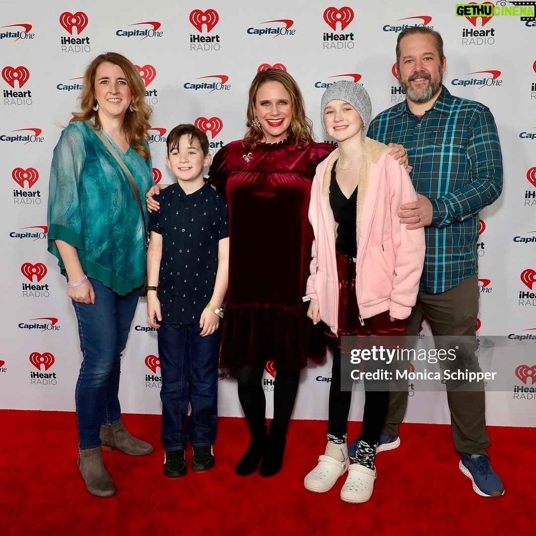 Andrea Barber Instagram - I had a blast at iHeartRadio’s Jingle Ball hanging out with Makenna and her wonderful family, who I met thanks to @hyundaihopeonwheels, Make-a-Wish, and @iheartradio. 🩷🎄🎁 Makenna, you were the highlight of my evening and I will smile every time I look at our photos! Thank you for being so kind and sweet. And thank you for being our #1 Full House fan! 🏡 #iheartjingleball Hair & makeup by the lovely @sabrinaozuna 💄💇🏻♀️ Kia Forum